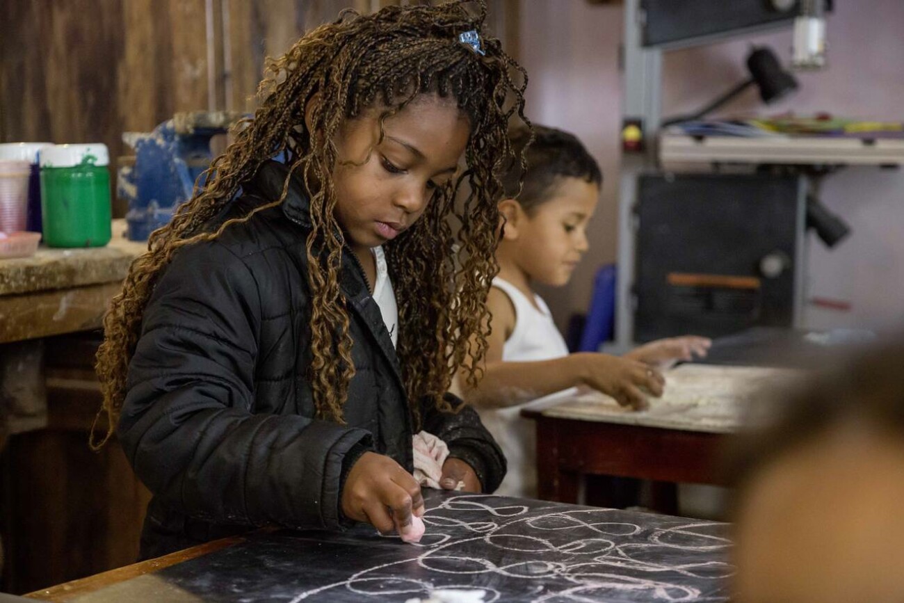 Kinder beim Malen mit Kreide
