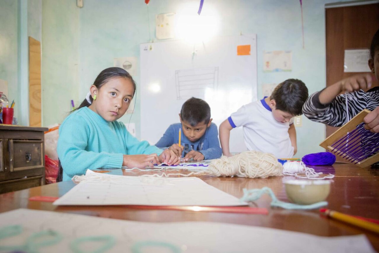 Kinder machen Handarbeiten