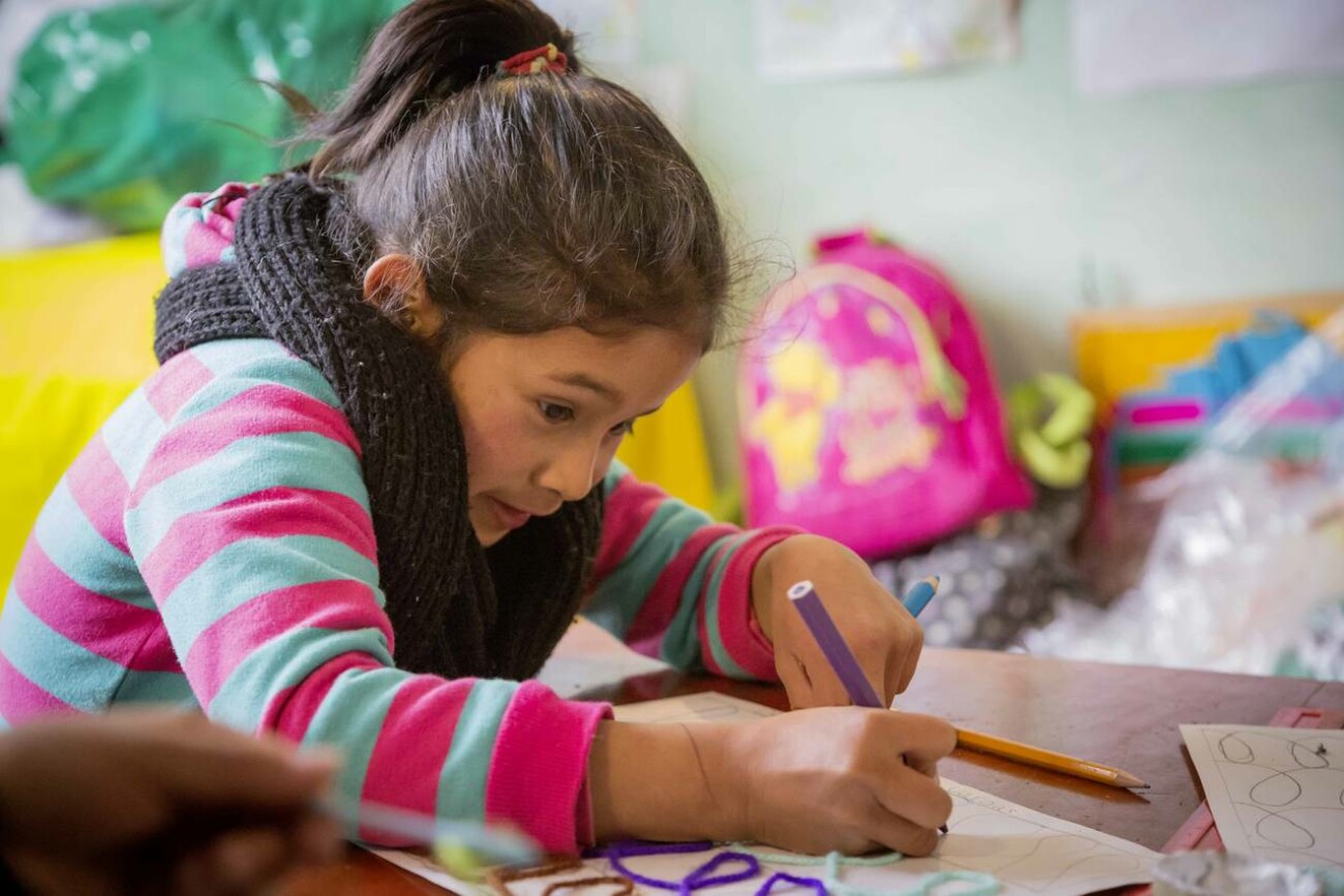 Ein Mädchen malt