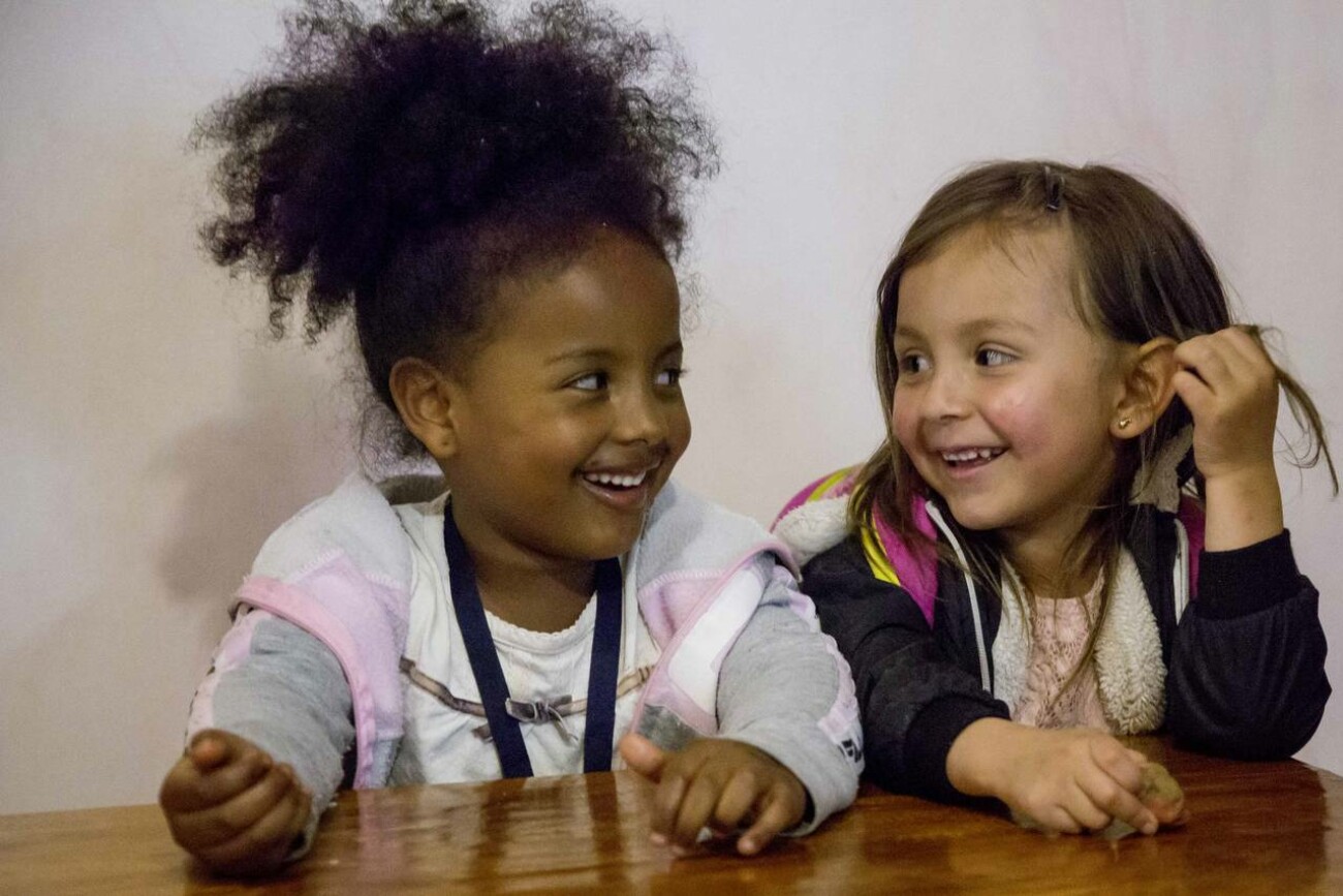 Zwei Mädchen im Kindergartenalter