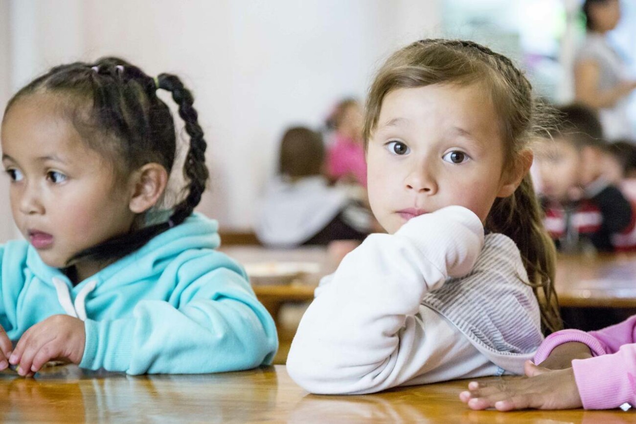 Zwei Mädchen im Kindergarten